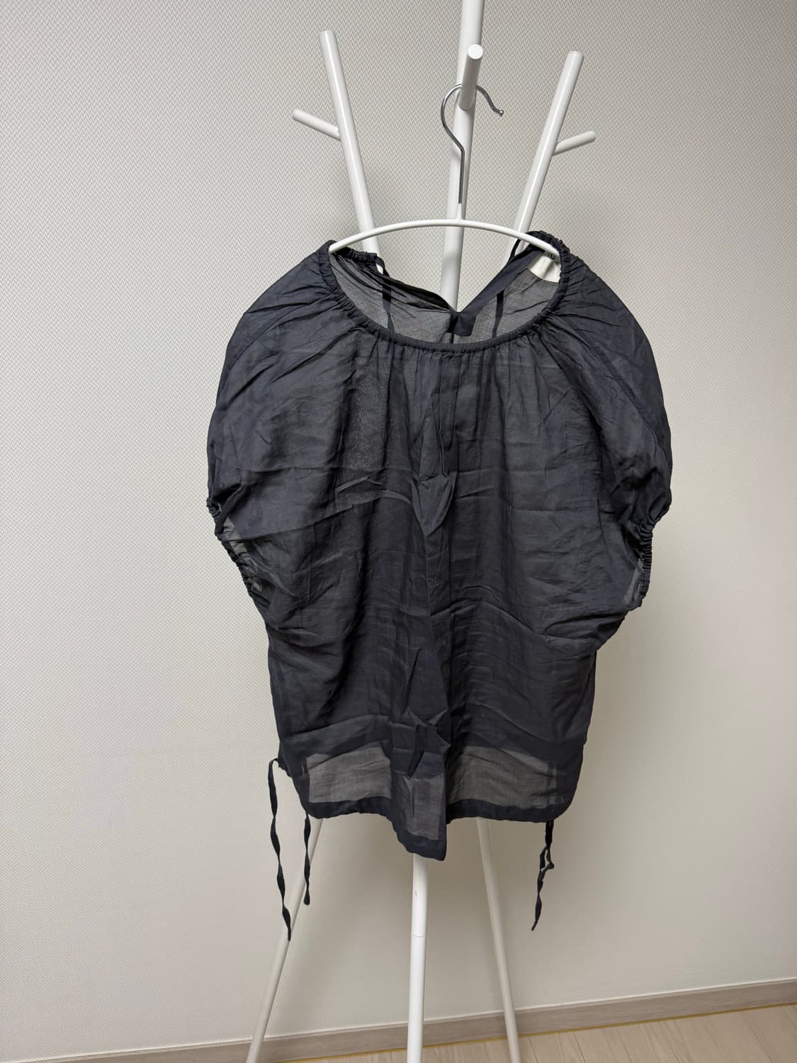 아모멘토 SHEER VOLUME SHIRRING TOP 네이비 상품이미지3