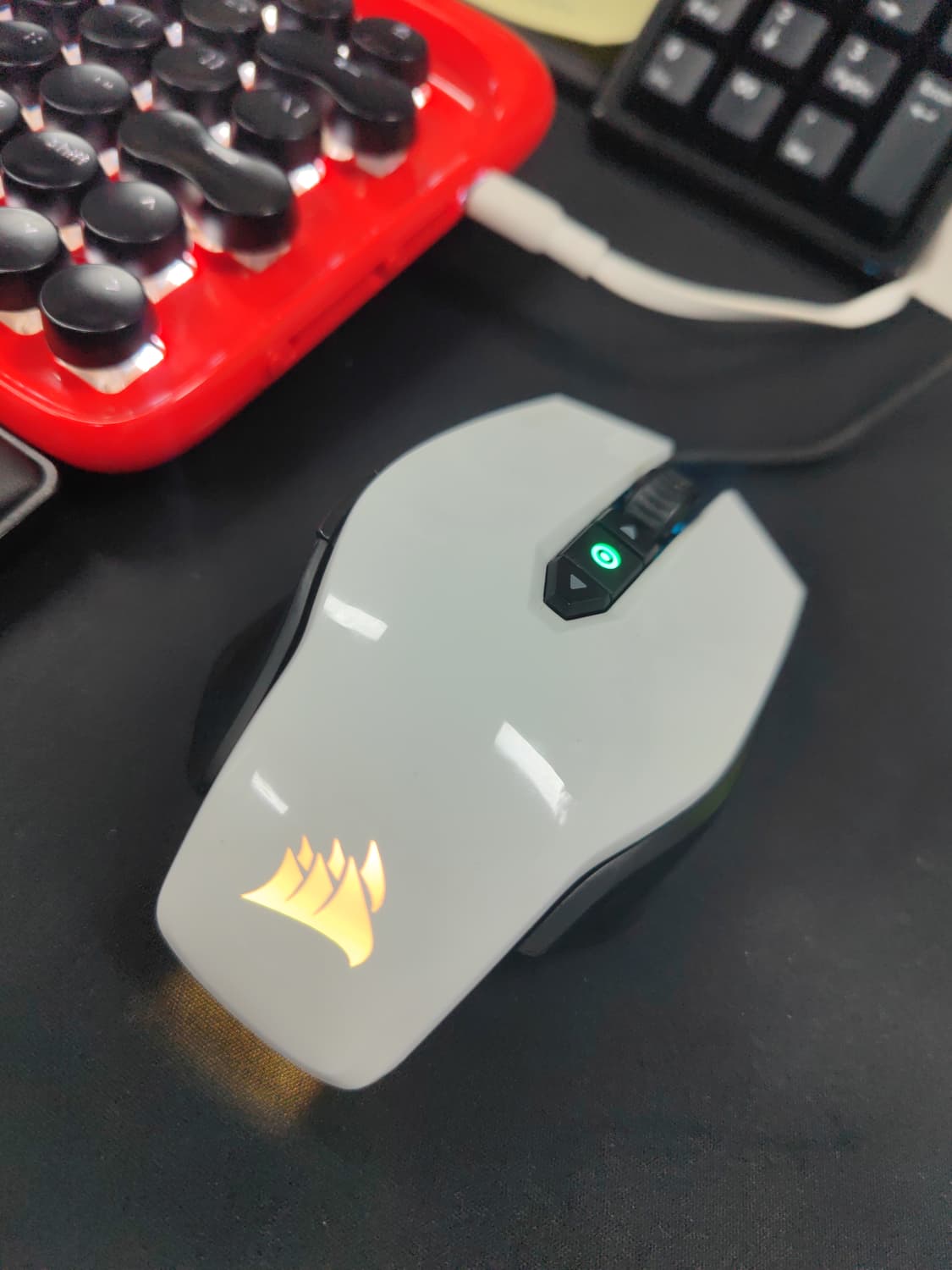 # 커세어 M65 PRO RGB 게이밍 인체공학 마우스 급처 상품이미지4
