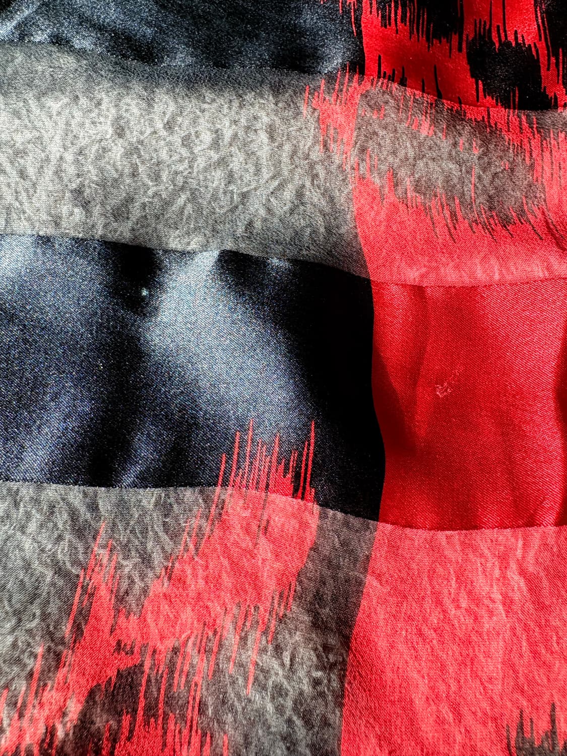 하나에 모리(Hanae Mori) 레드&블랙 로즈 실크 스카프 상품이미지3