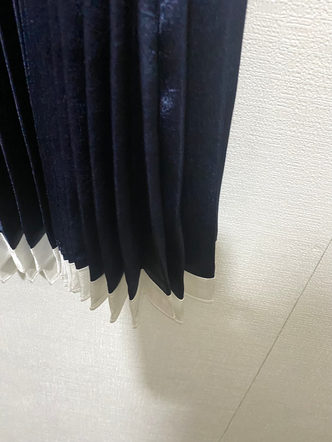 오르 네이비 플리츠 새틴 스커트  상품이미지2