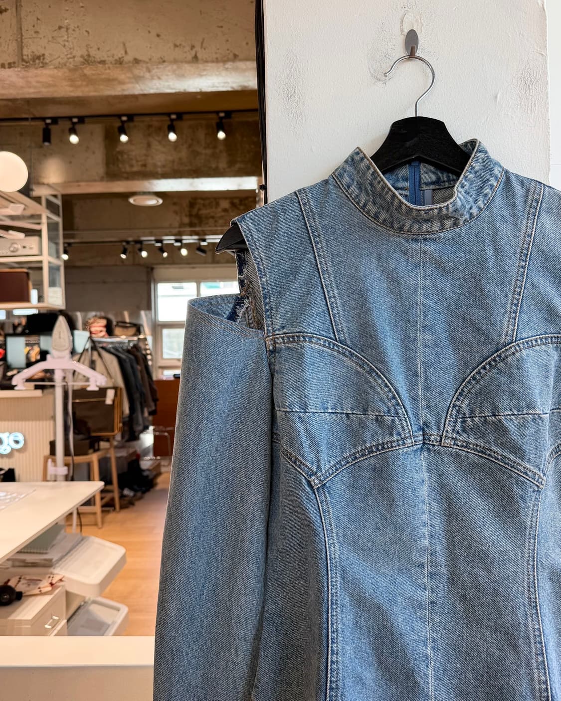 준지 데님 숄더 컷아웃 탑 상품이미지4