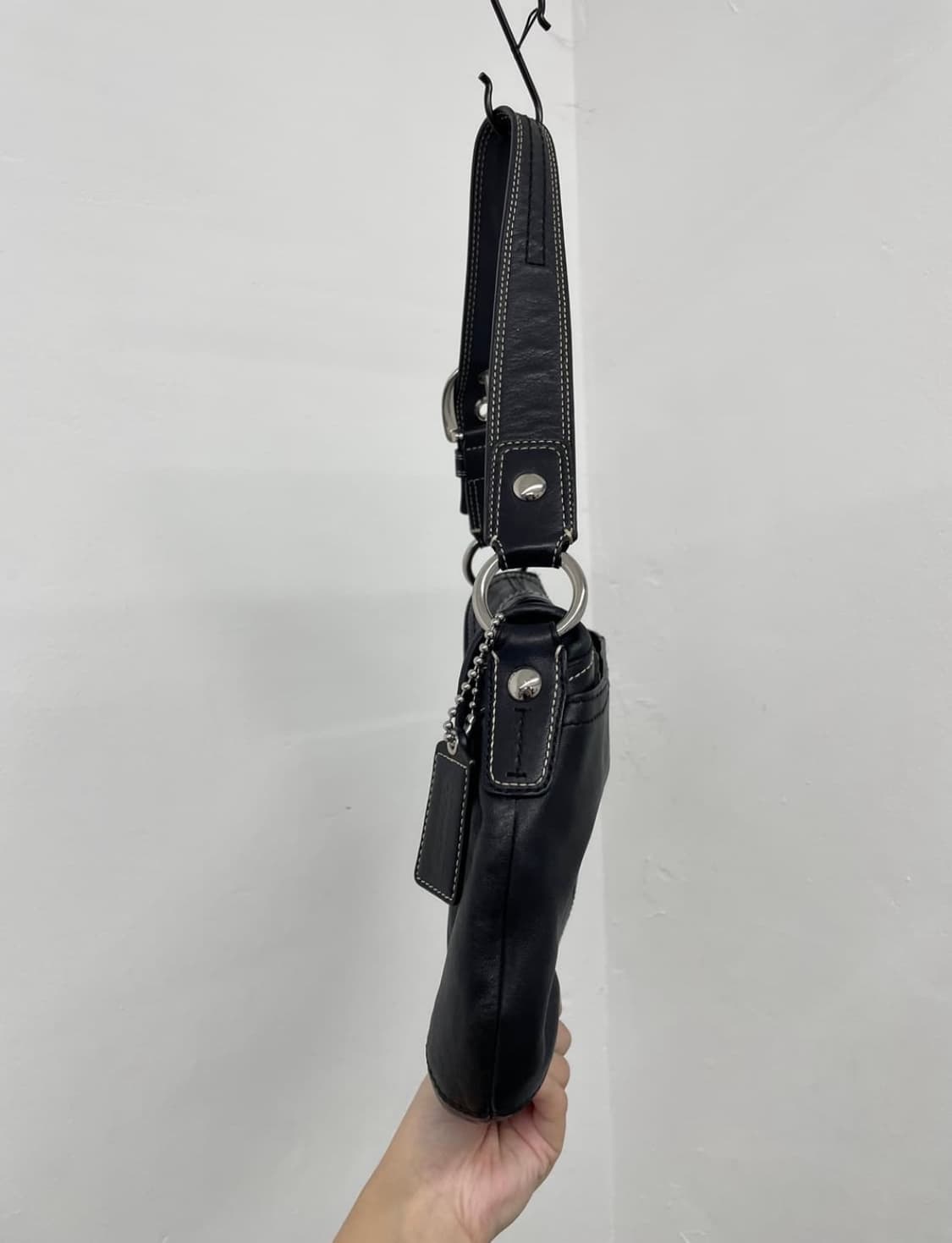코치 블랙 레더 버클 숄더백 상품이미지2