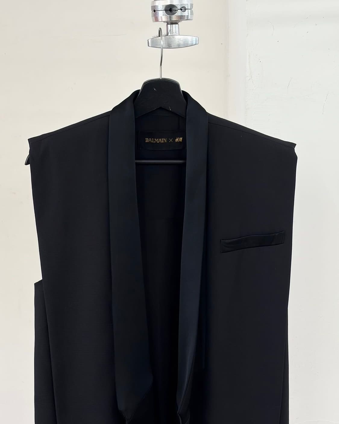 발망 x h&m 블랙 숄 칼라 슬리브리스 자켓  상품이미지4