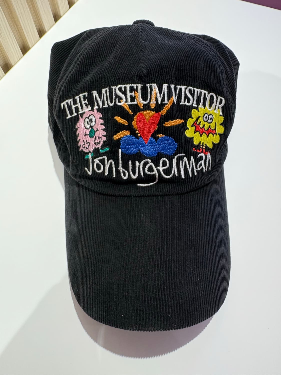 더뮤지엄비지터 x 존 버거맨 볼캡 블랙 상품이미지2