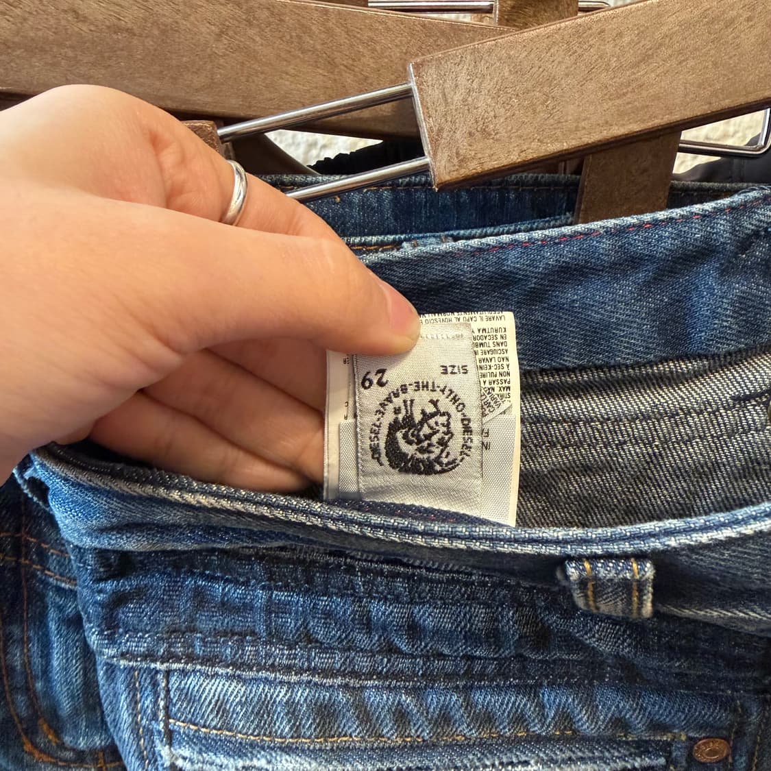 디젤 인더스트리 데님 반바지 로우라이즈 워싱 디테일 블루 상품이미지4