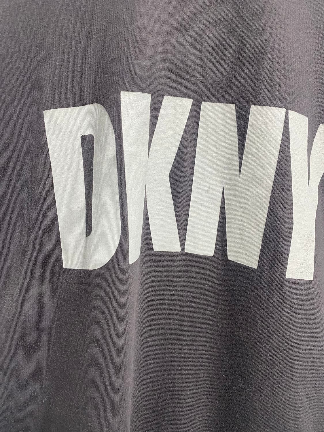 DKNY 90‘s 로고 스펠아웃 차콜 반팔 상품이미지2