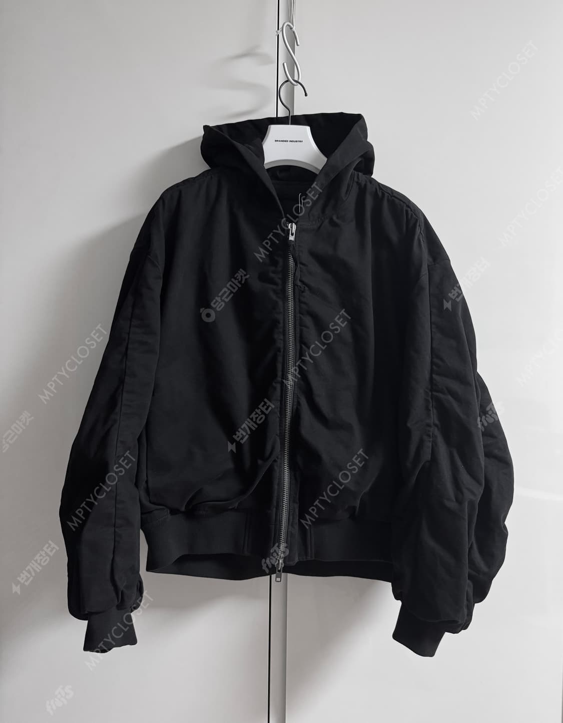[L] 브랜디드 셔링 후드 봄버 블랙 상품이미지1