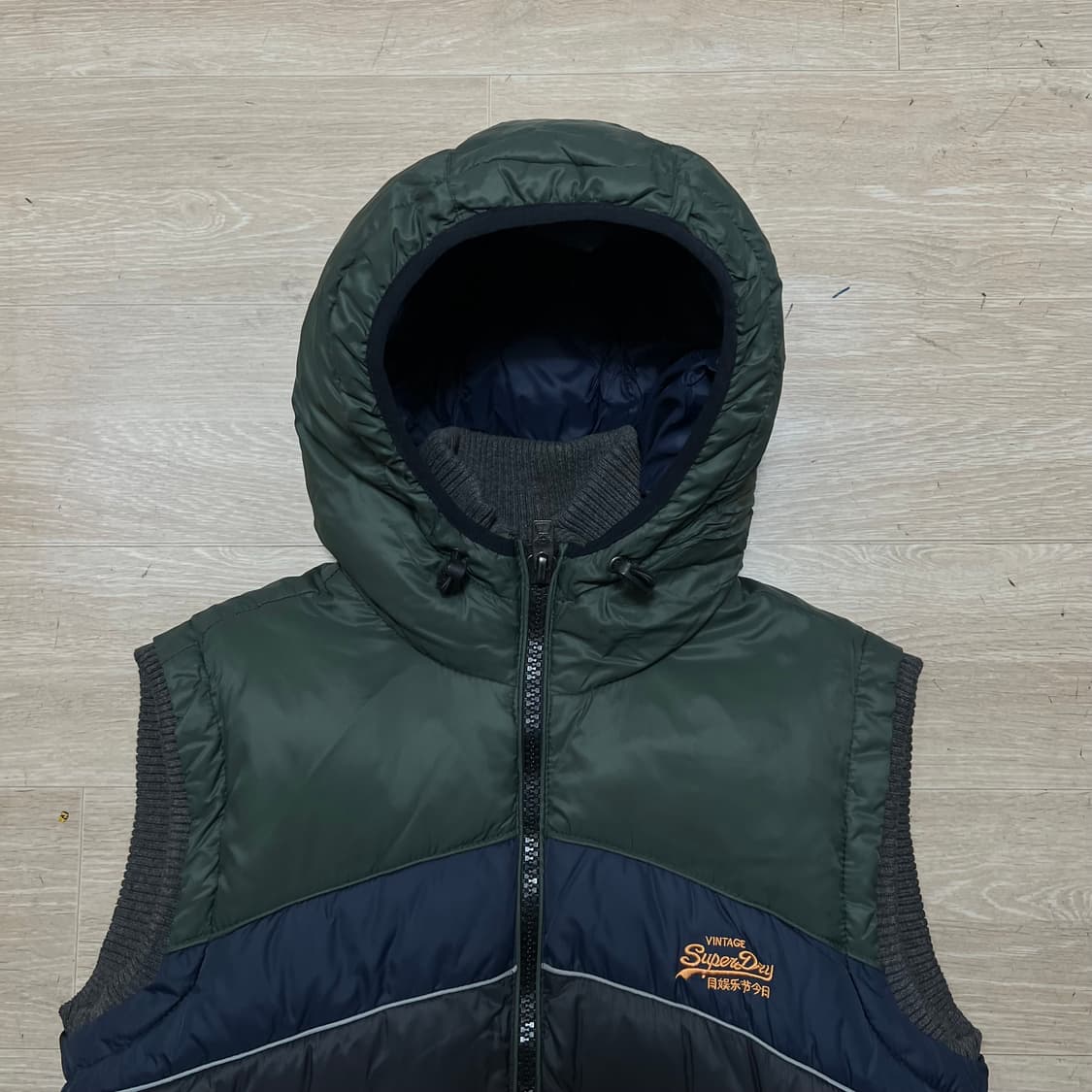 슈퍼드라이 뽀글이 플리스 안감 후드 배색 패딩조끼 [블랙] M/95 상품이미지2