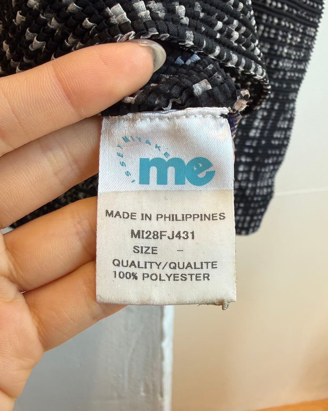 이세이미야케 미 블랙 플로랄 터틀넥 롱슬리브 상품이미지8