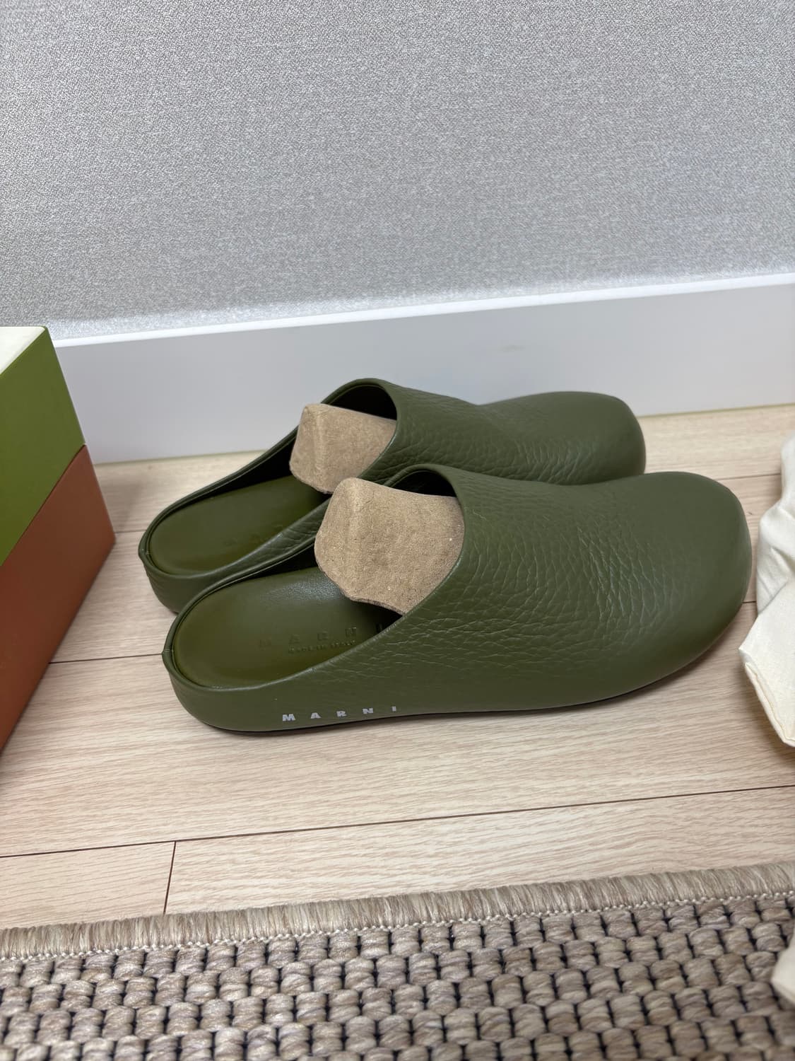 마르니 그레인 레더 뮬 클로그 카키 37.5 상품이미지2