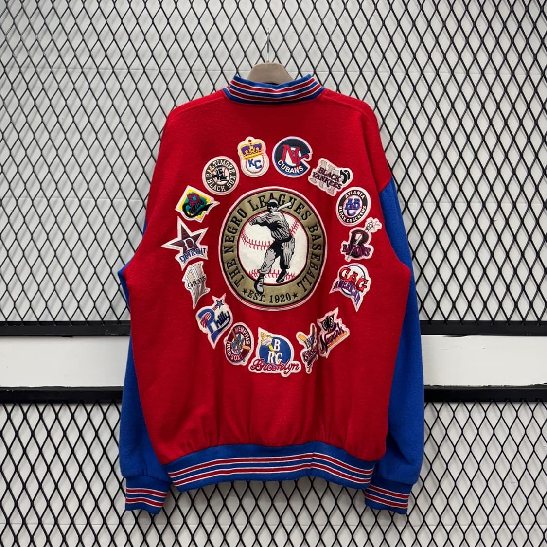 90s NLBM X 빅보이 헤드기어 바시티자켓 후면 패치 디테일 레드 상품이미지2