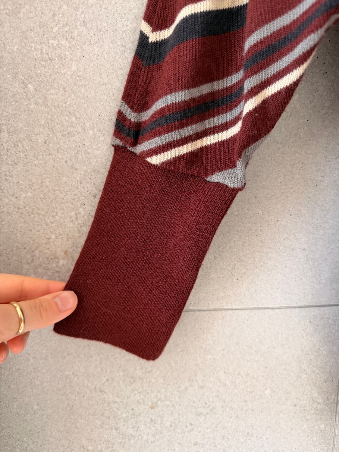 여성 긴팔 니트 가오리핏 브라운 사선 모리룩 상품이미지3