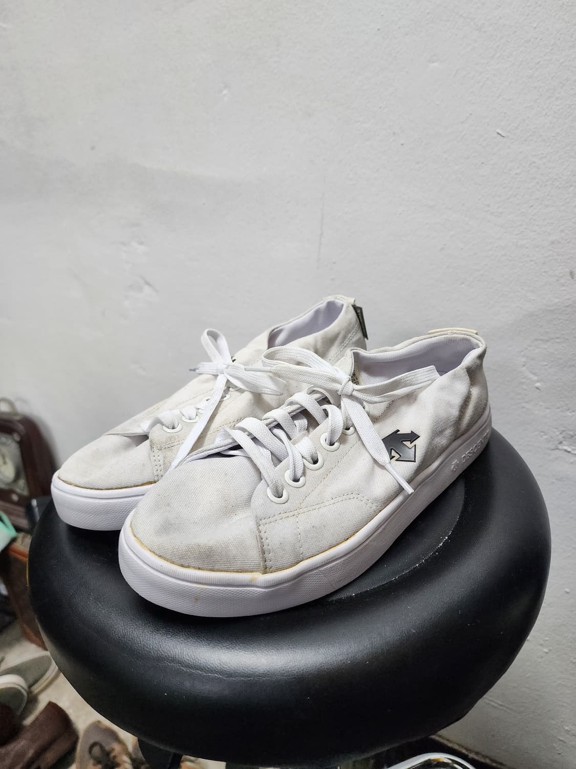 데상트 흰색 스니커즈 운동화 상품이미지1