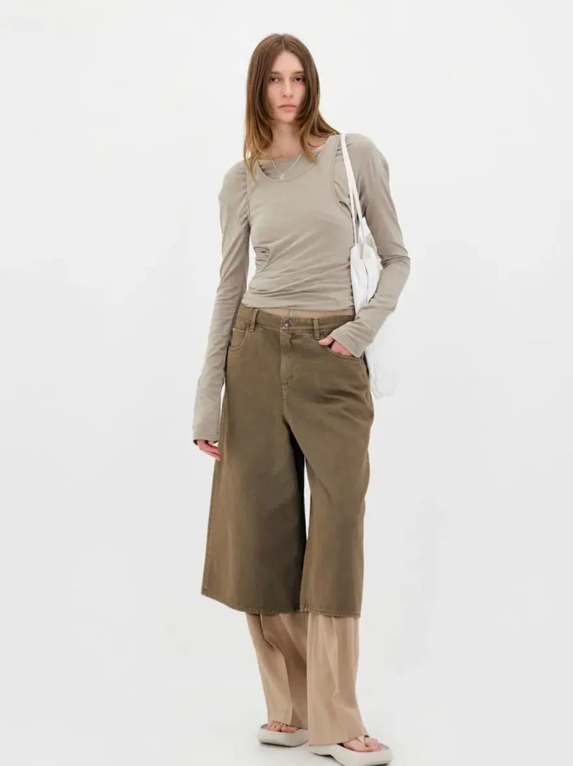 로우클래식 ASYMMETRIC HOLE POINT TOP KHAKI 상품이미지3