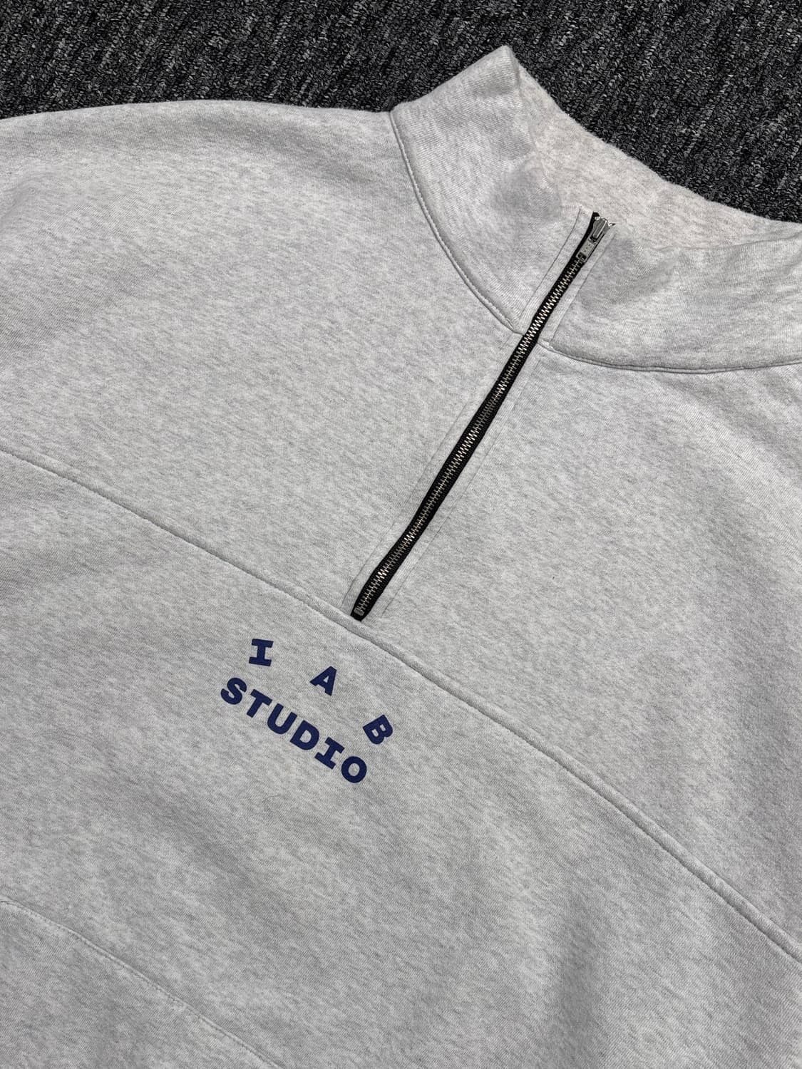 아이앱 스튜디오 하프집업 맨투맨 상품이미지7