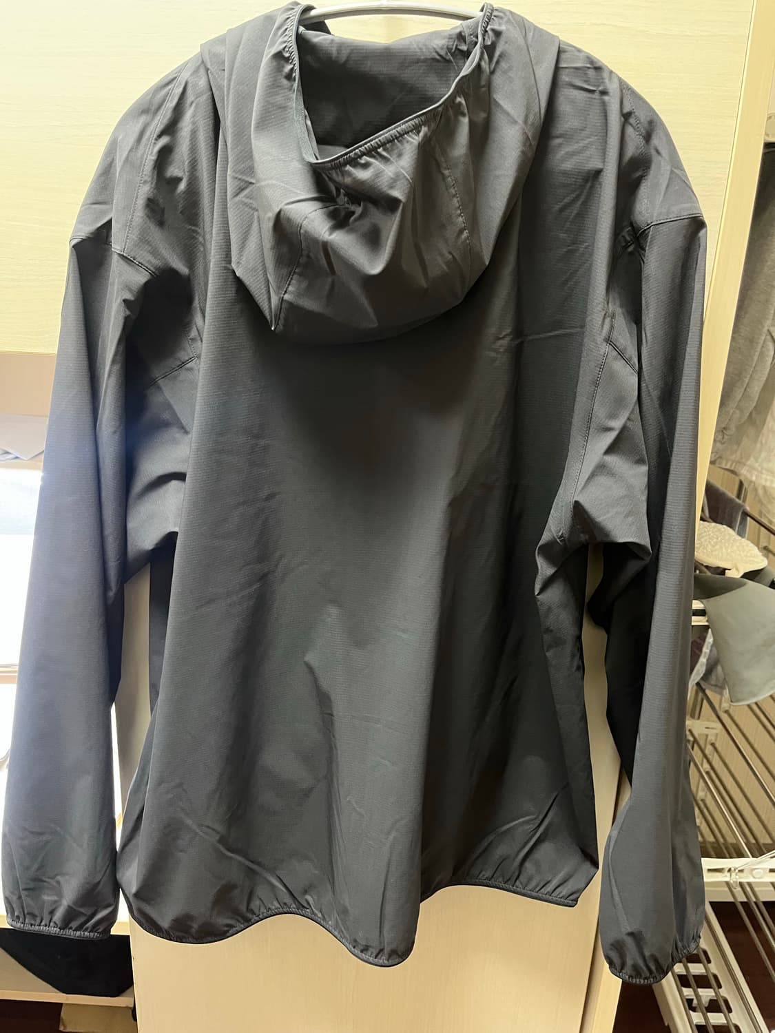 유니클로 포켓터블UV PROTECTION파카 블랙 상품이미지3