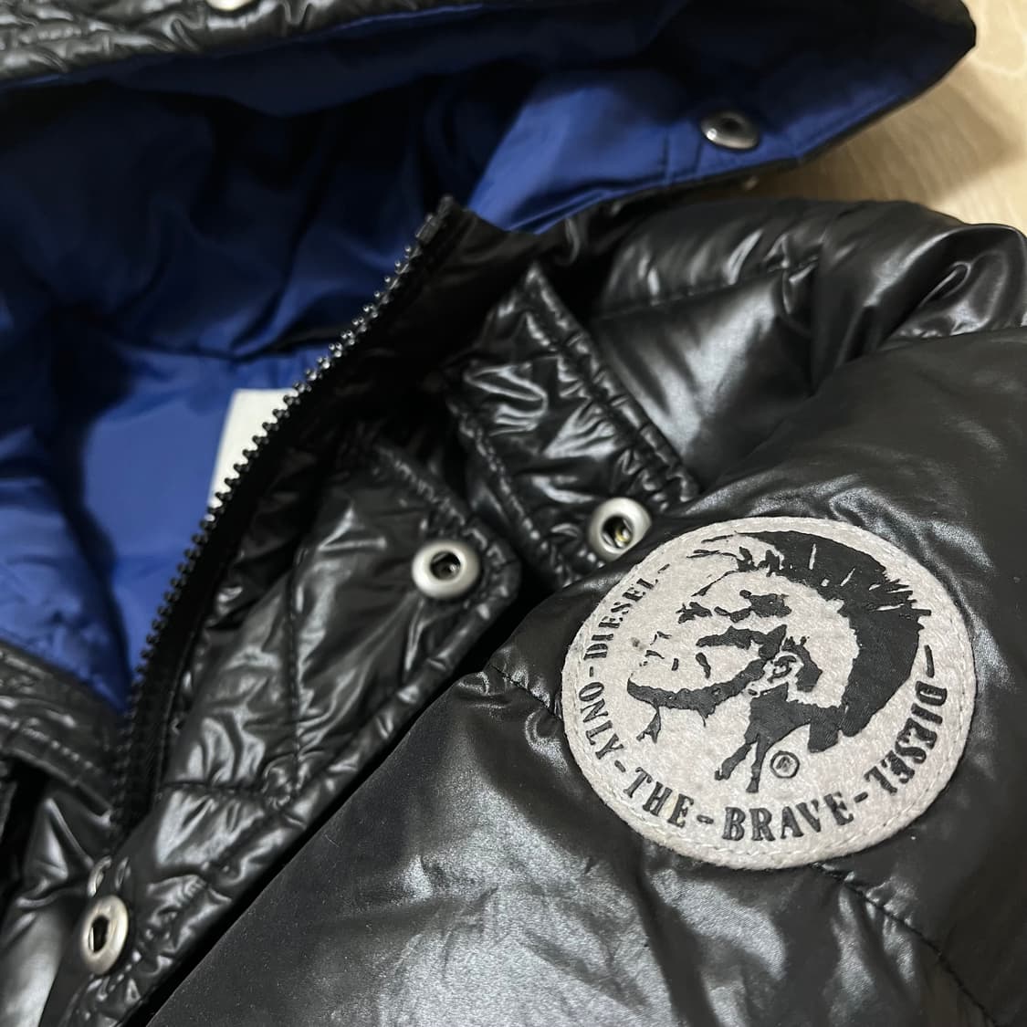 디젤 키즈 와펜 다운 후드패딩 점퍼 유광 블랙 6세 상품이미지4