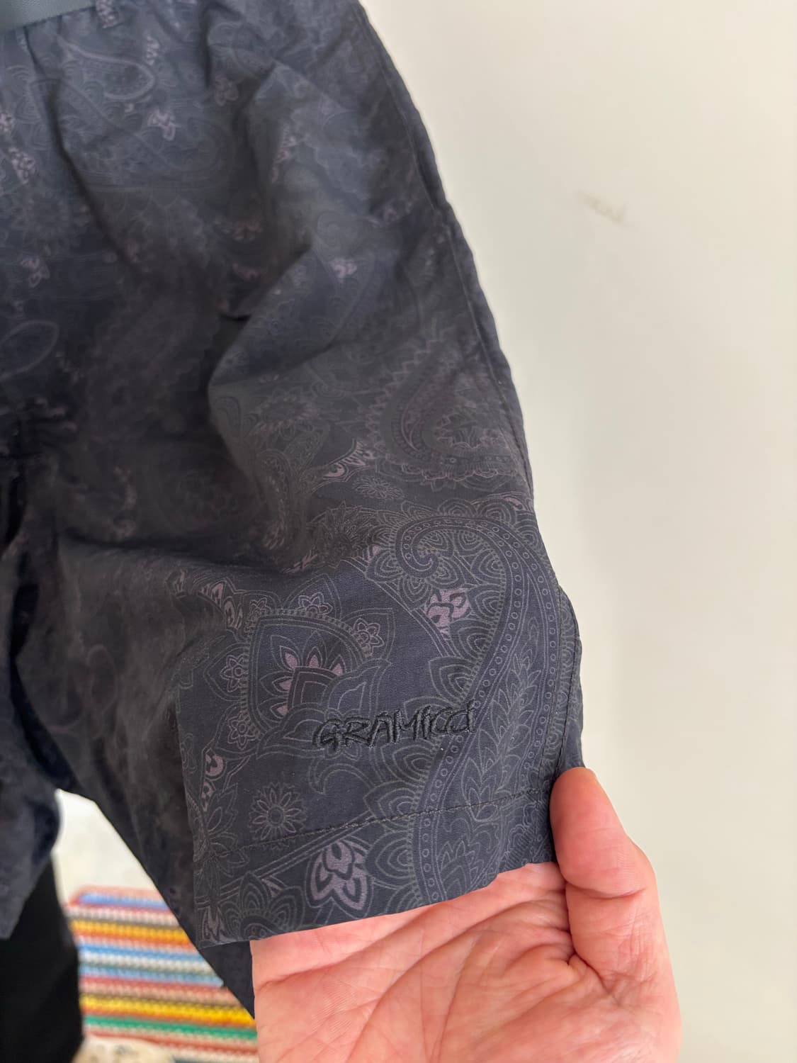 그라미치 x ships 페이즐리 패턴 검정 반바지 상품이미지3