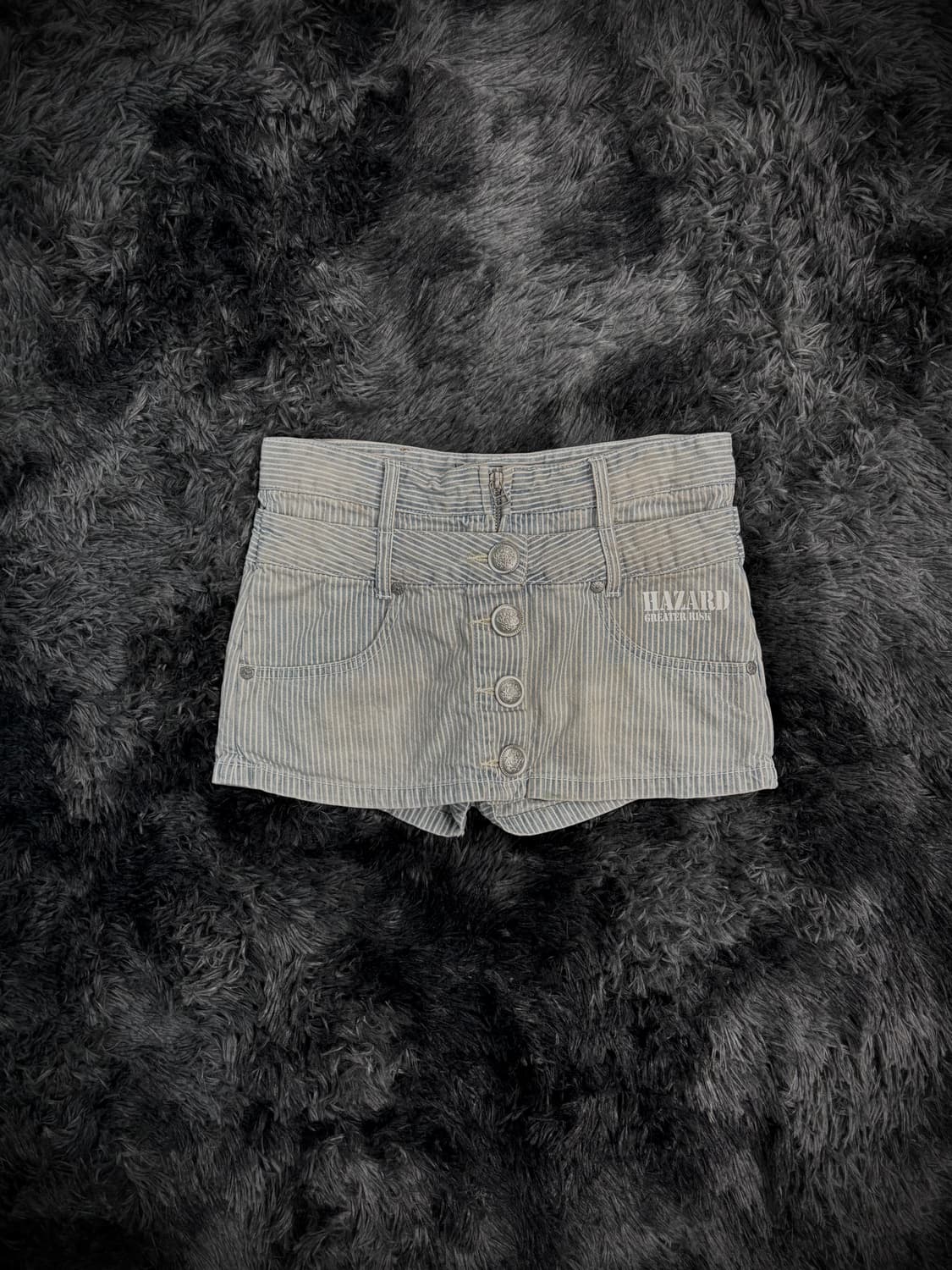 스트라이프 레터링 버튼 디테일 데님 숏팬츠 상품이미지1