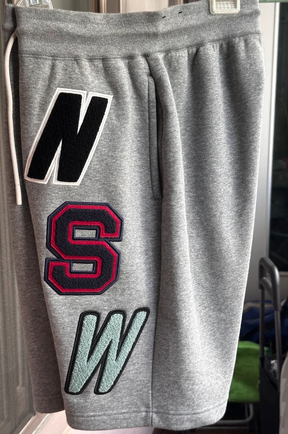 [Nike] 나이키 NSW 부클 바시티 와펜 플리스 반바지 그레이  상품이미지4
