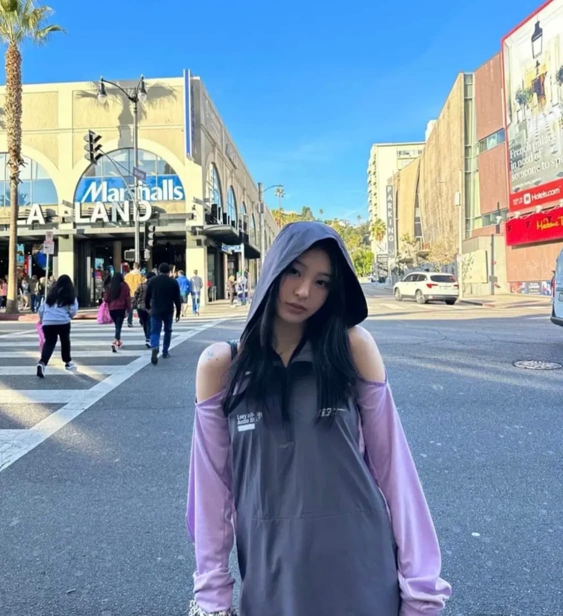 YEEL 스포티 오픈 숄더 후드 노제 카리나 착용 상품이미지1