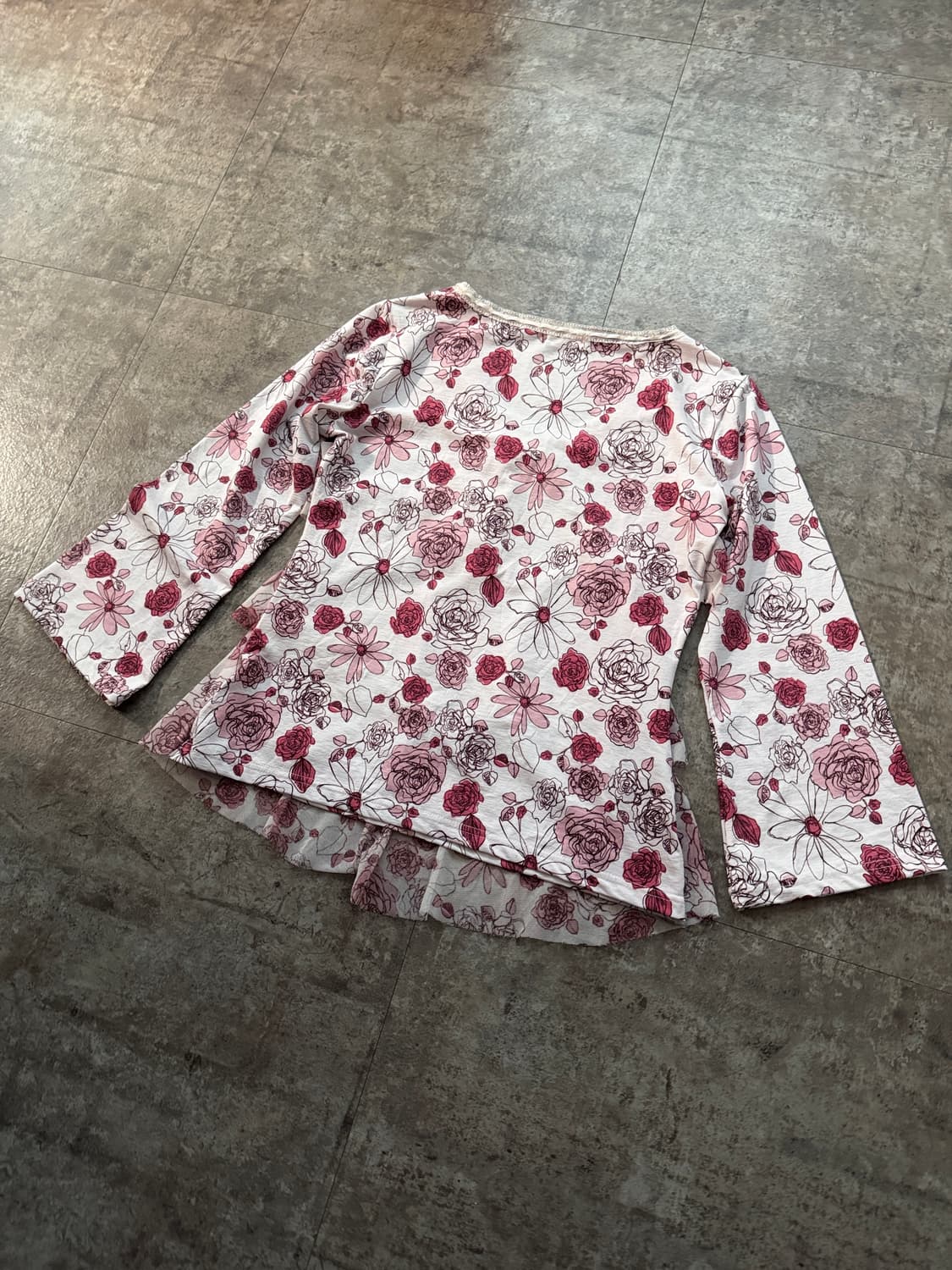 리본 넥 플라워 패턴 프릴 블라우스 상품이미지5