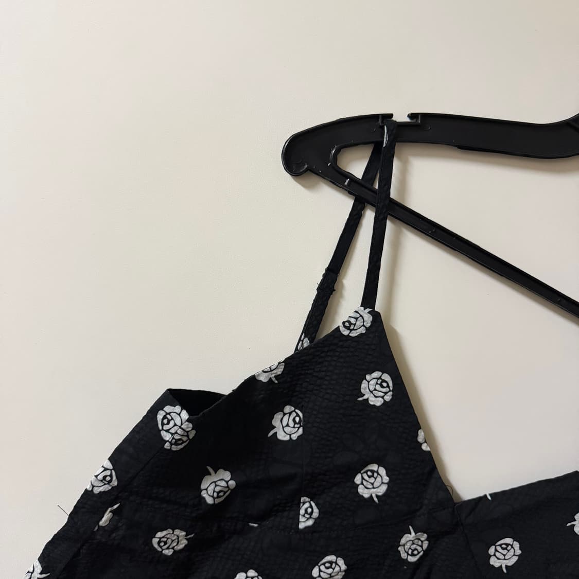 새상품 여자 엠보 로즈 끈나시 블라우스 상품이미지2