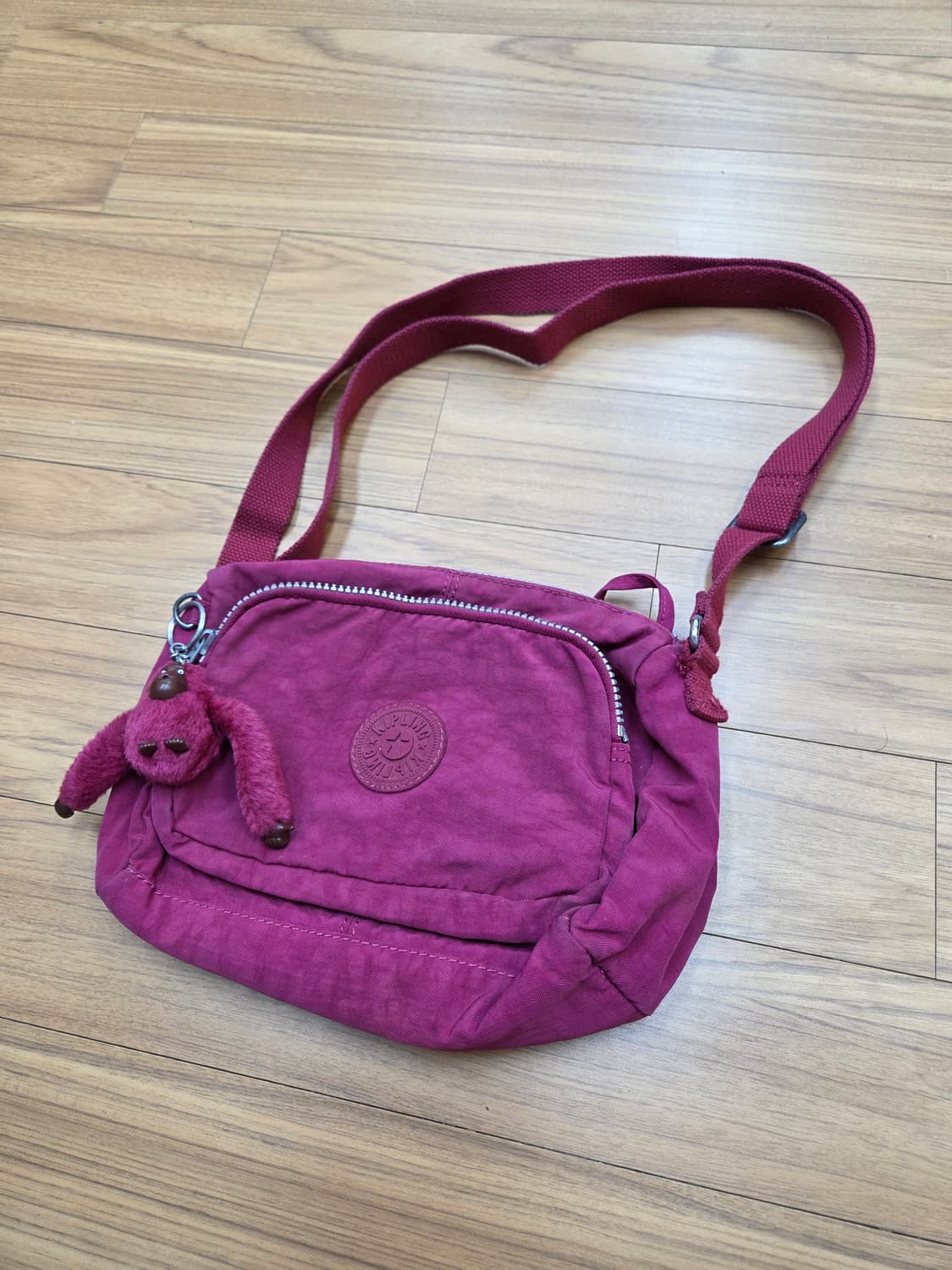 키플링 핑크색 크로스백입니다
실측 25cm 정도 됩니다
- 가볍고 편안하 상품이미지1