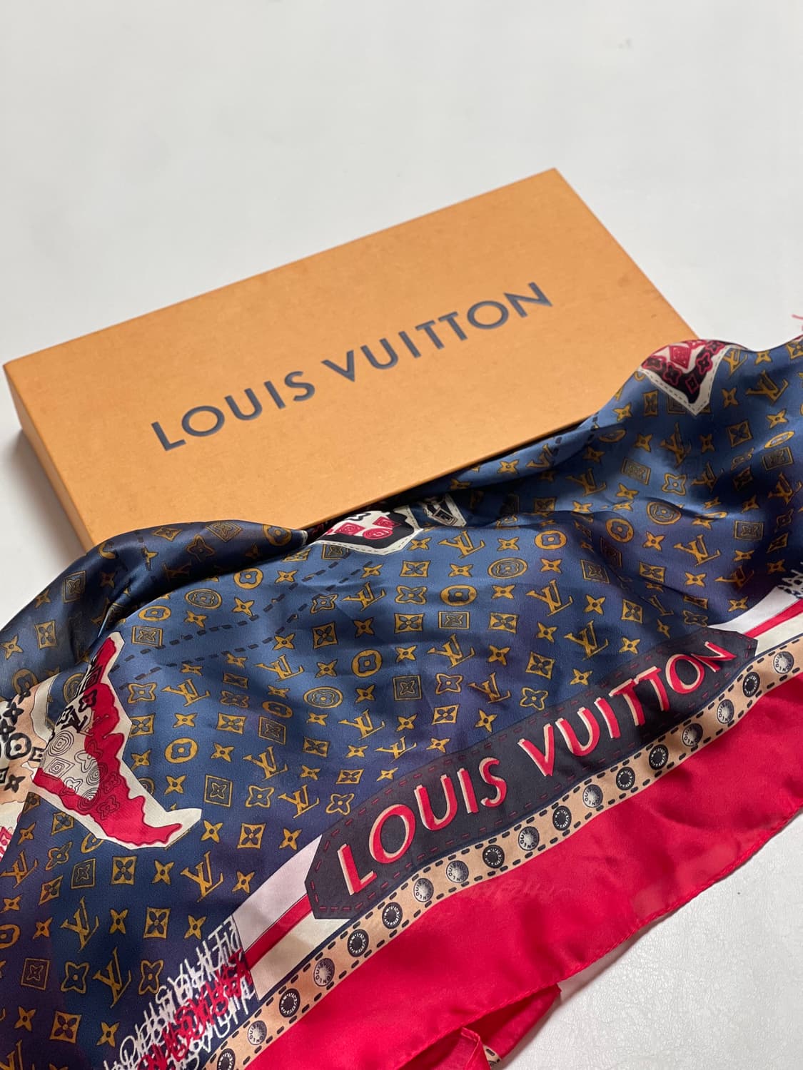 정품 루이비통 월드 맵 스퀘어 90 방도 실크 스카프. 구매가 120만원 상품이미지9
