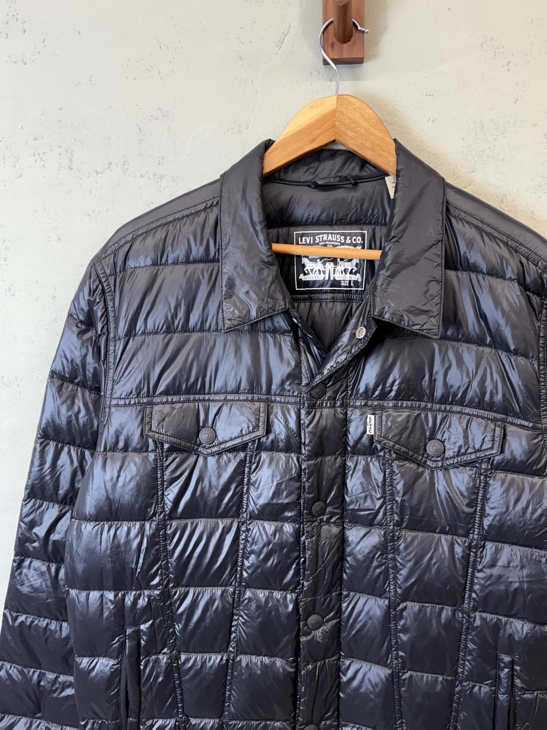 리바이스 구스다운 글로시 퀼팅 트러커자켓 블랙 상품이미지4