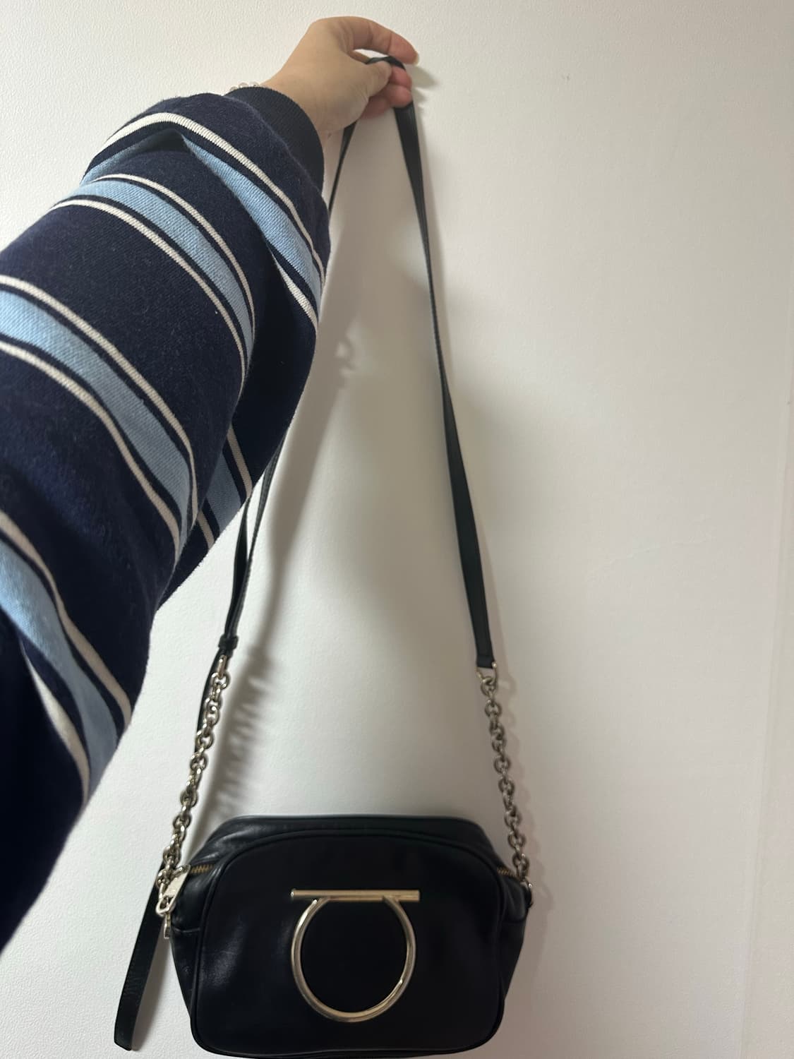 페레가모  블랙 체인 크로스백 상품이미지2