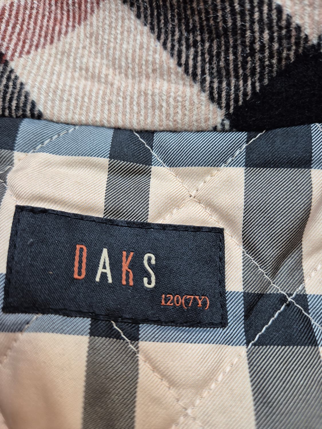 닥스 여아용 네이비 플레어 코트 120사이즈입니다. 닥스 특유의 체크무늬 상품이미지5