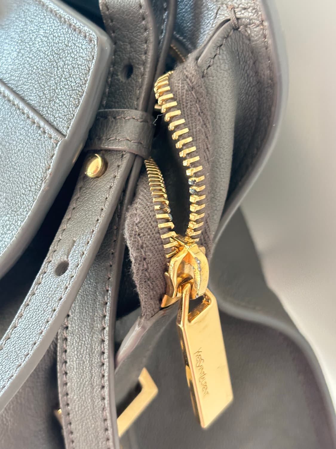 입생로랑 카바시크 가죽 토트백 상품이미지7