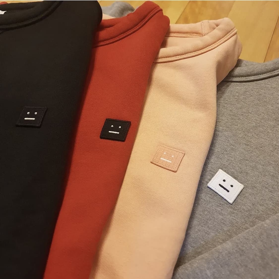 아크네 핀트페이스 맨투맨 상품이미지1