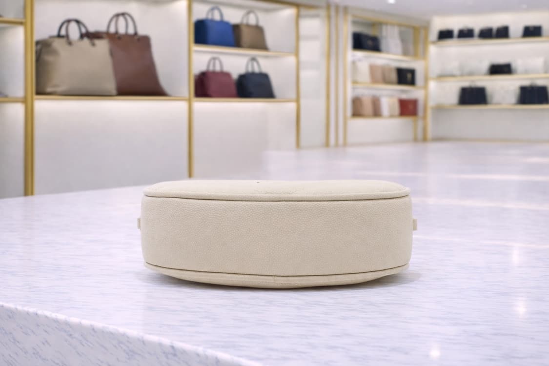 [S급] 생로랑 모노그램 라운드 카메라백 판매합니다!!! 상품이미지3