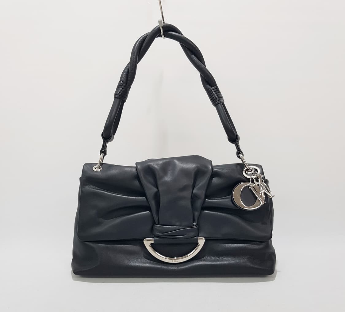 디올 D링 블랙 레더 숄더백 상품이미지1