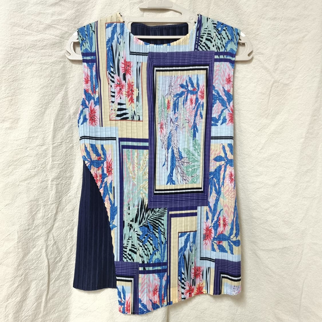 플리츠미 언발란스 슬리브리스 블라우스 /상태최상 상품이미지1