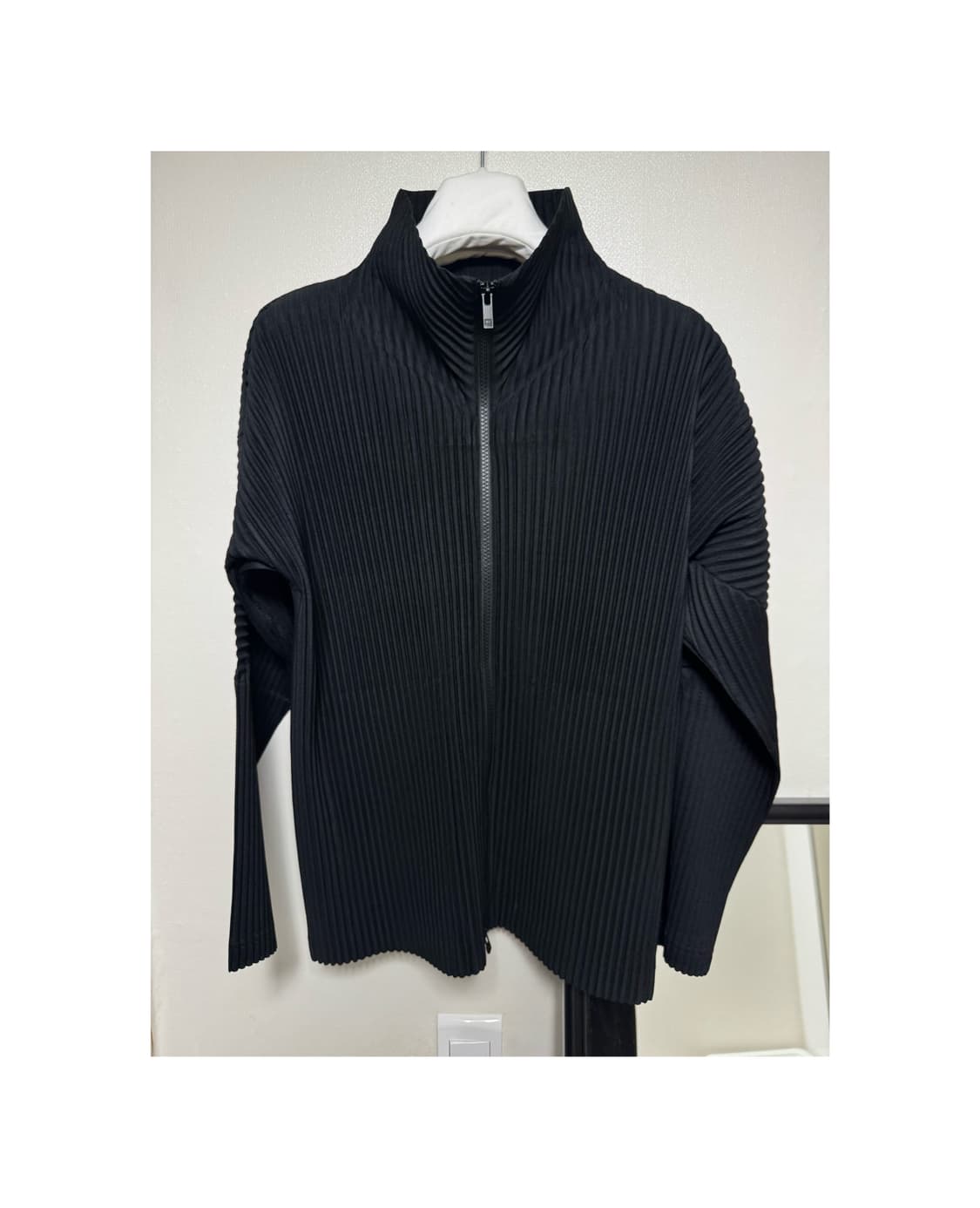 옴므플리세 하이넥 집업 상품이미지1