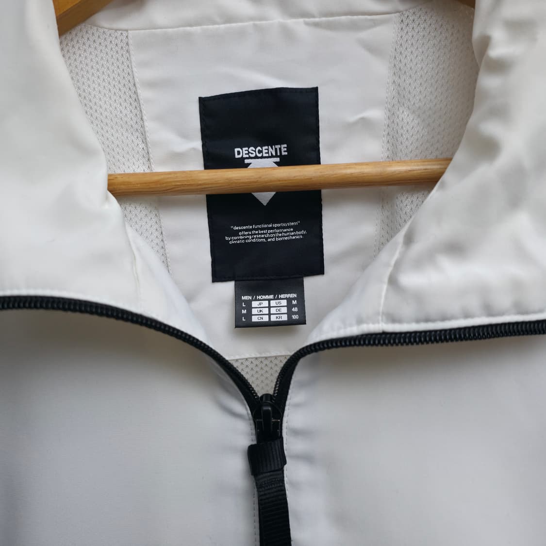 [L] 데상트 화이트 아노락 바람막이 상품이미지5