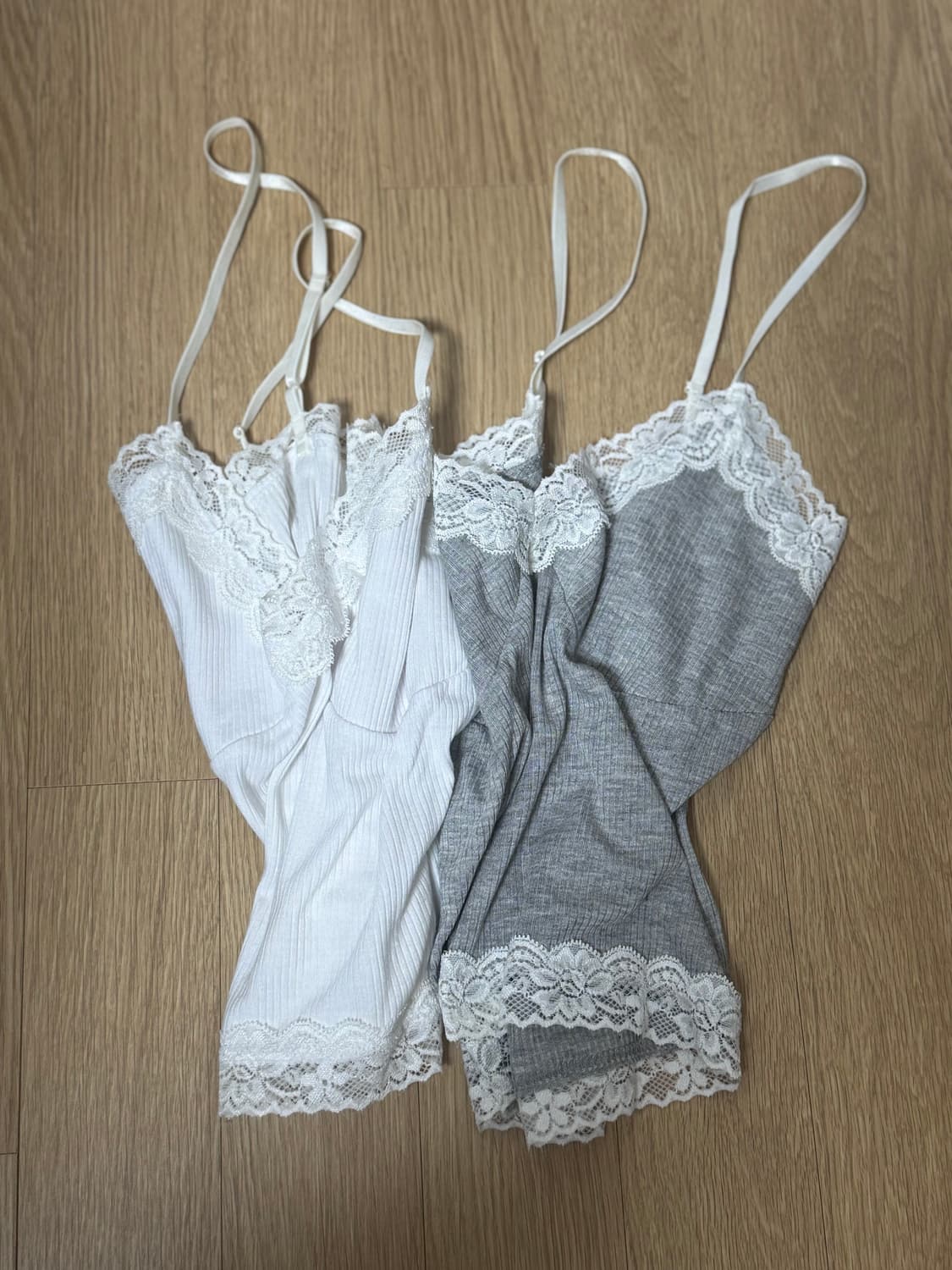 Threetimes 레이스 나시 탑 (화이트, 그레이) 상품이미지1