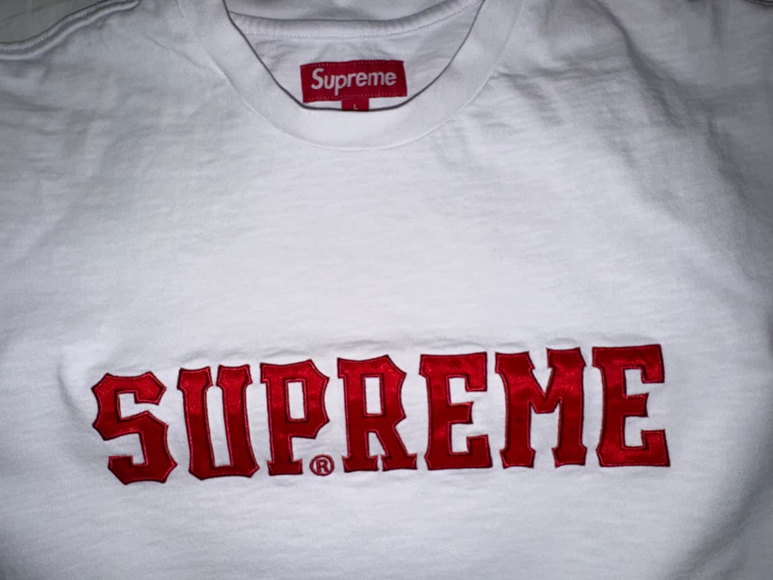 [L] 슈프림(Supreme) 24FW 자수 로고 반팔 티셔츠 상품이미지4
