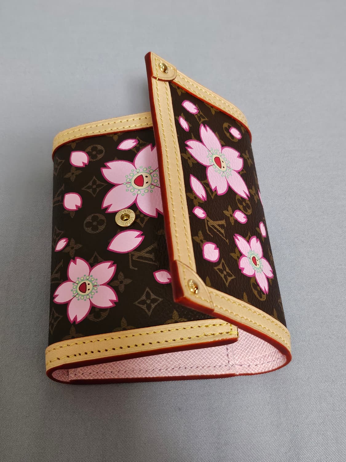 루이비통 무라카미 다카시 벚꽃에디션 반지갑 상품이미지2