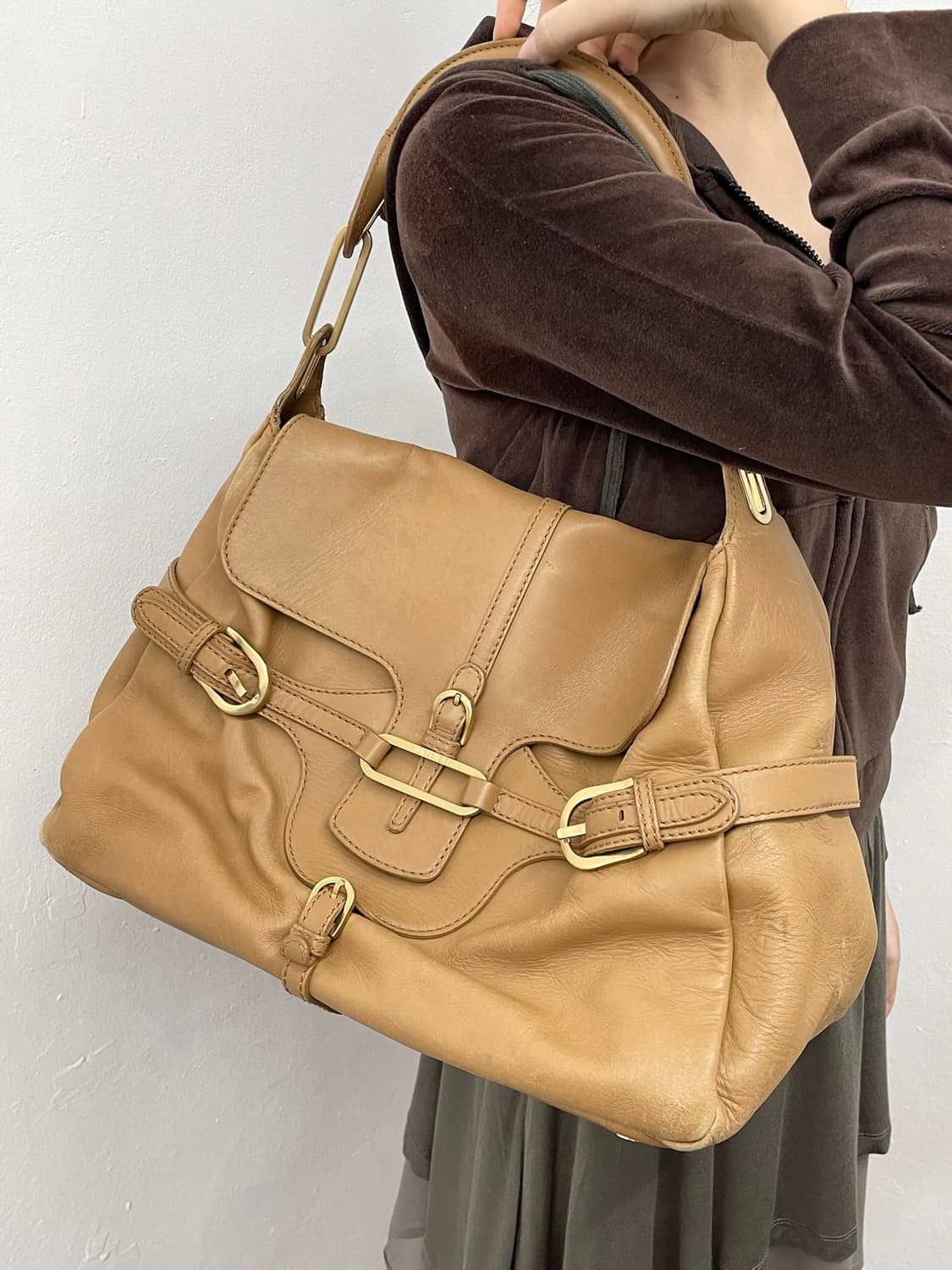 지미추 툴리타 버클 호보백 🤎 상품이미지1