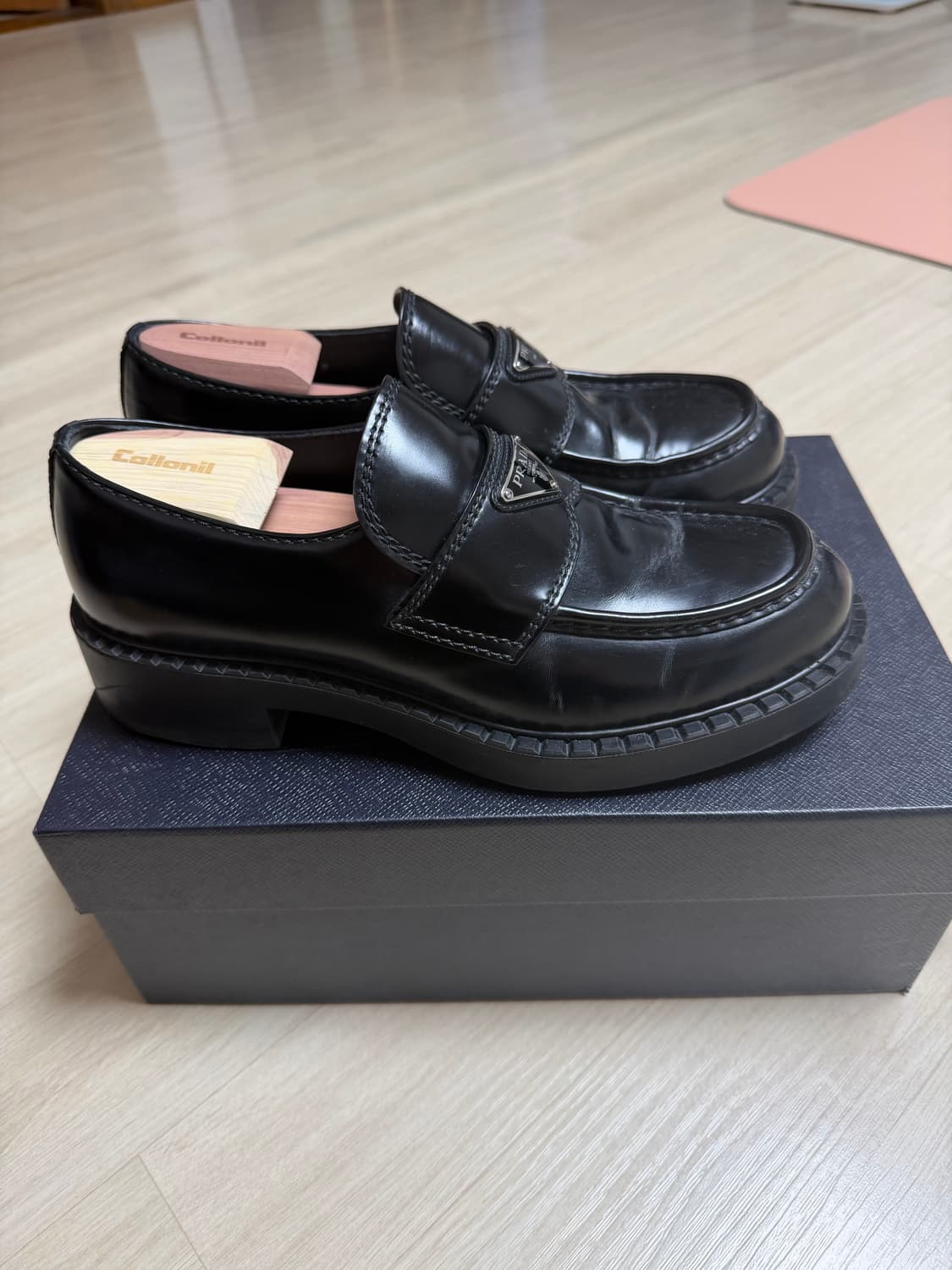 프라다 남성 브러시드 가죽 로퍼 블랙 8 (270) 상품이미지4