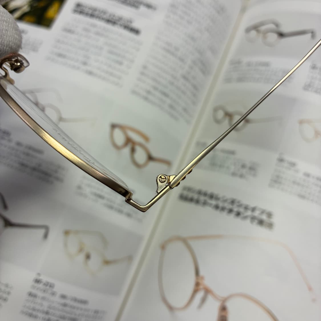 VERA WANG 베라왕 스와로브스키 반무테 골드 티타늄 안경 상품이미지5