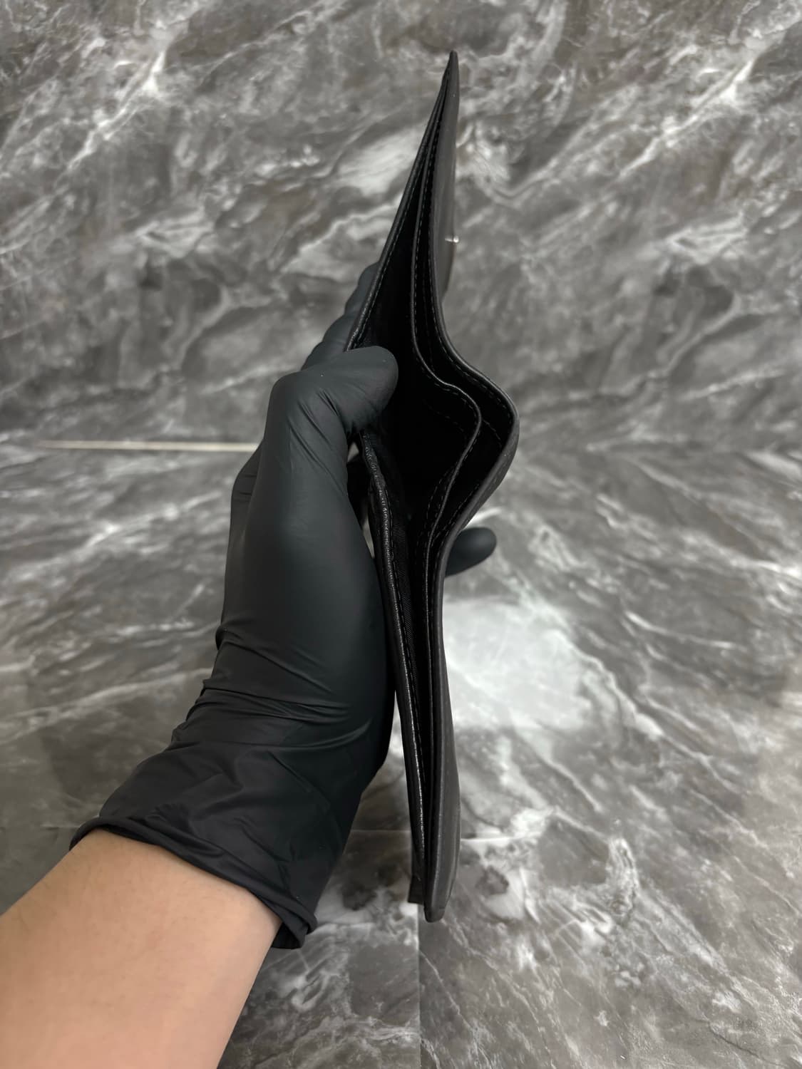 프라다 레더 가죽 트라이앵글 삼각로고 반지갑 상품이미지3