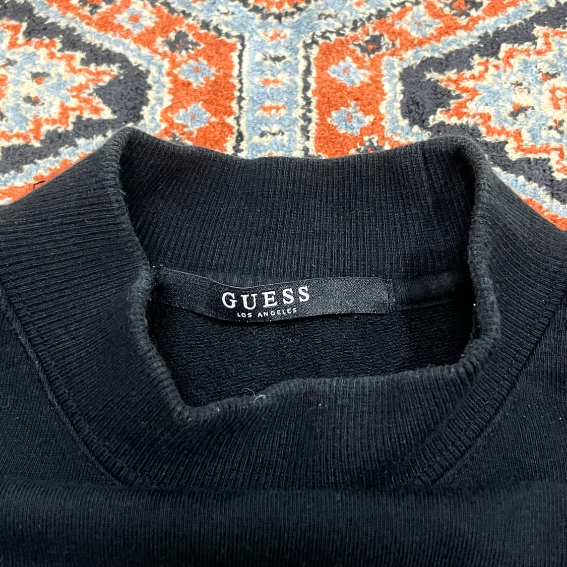 게스 스펠로고 블랙 오버핏 맨투맨 여성FREE 상품이미지4