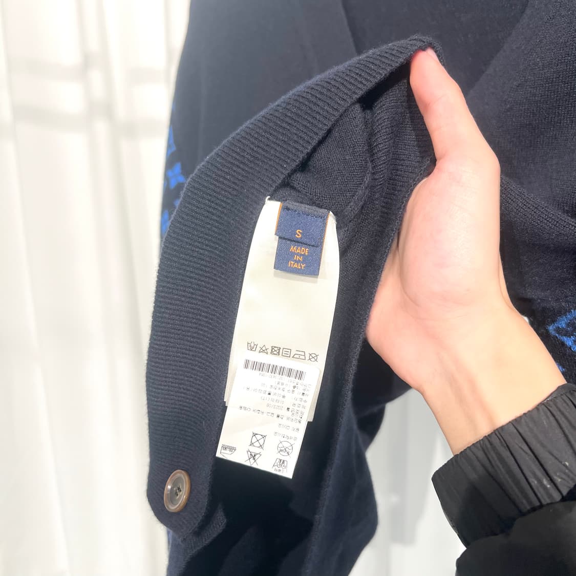 [정품] 루이비통 모노그램 믹스 캐시미어 가디건 블랙 블루 S사이즈 상품이미지4