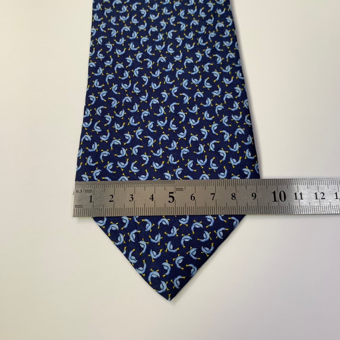 살바토레 페레가모 명품넥타이 100실크 네이비컬러 A+등급 9.2cm 상품이미지9