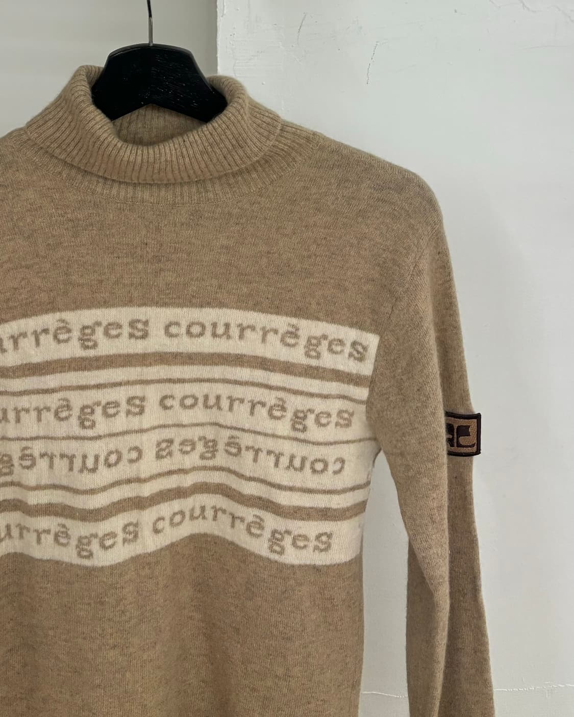 꾸레쥬 로고 하이넥 니트 스웨터 상품이미지4